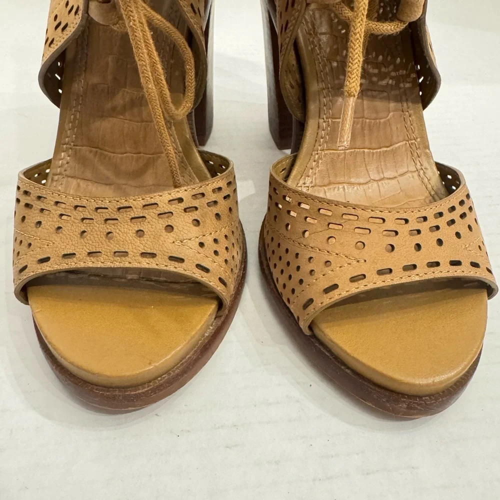 Gianni Bini Gypsie Daze 6M Tan Brown Open Toe Eyelet Lace Up Block Heel Sandals